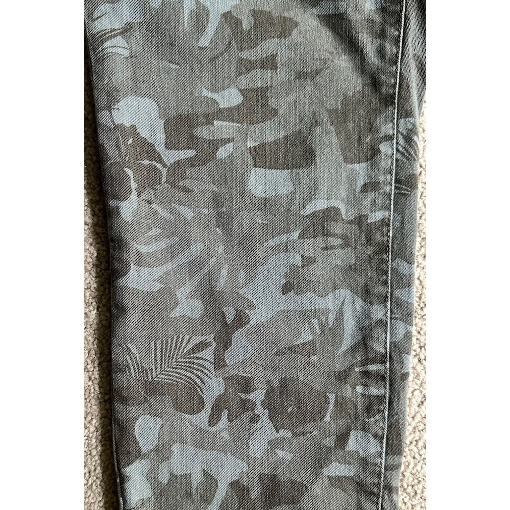 Tommy Bahama Skinny Ankle Jeans Women's 12 Olive Grn Tropical Camo Print Stretch — image 4 of 8